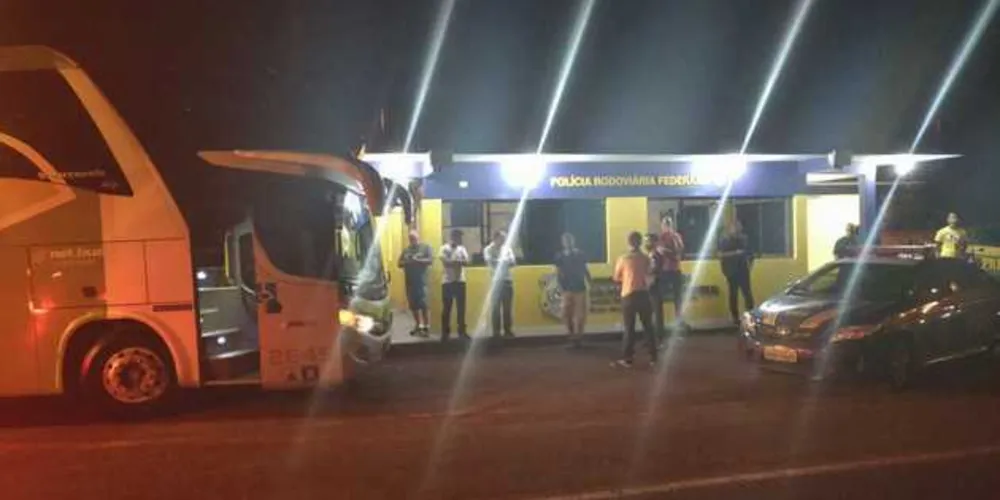 Imagem ilustrativa da imagem PRF flagra motorista bêbado que transportava 31 passageiros