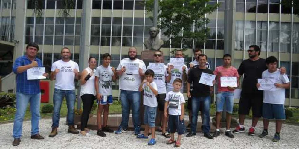 Entrega das homenagens foi feita em frente à Prefeitura de Ponta Grossa