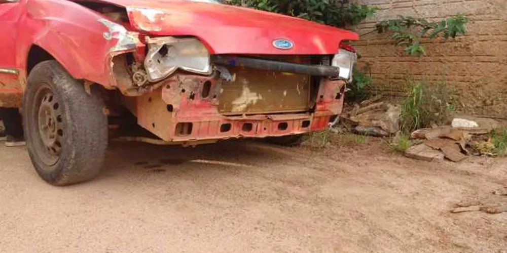 Veículo ficou parcialmente destruído após o acidente