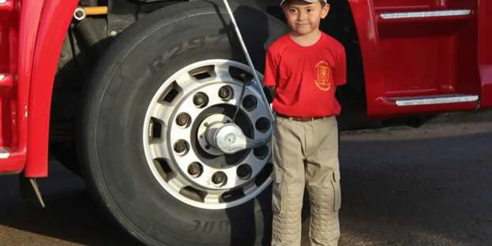 Imagem ilustrativa da imagem Menino ganha visita dos bombeiros no aniversário