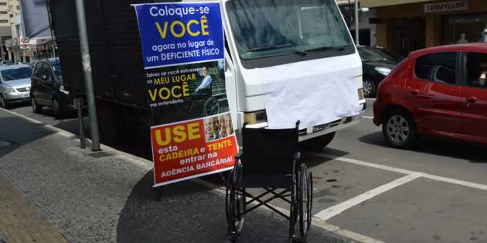 Vereador disponibilizou cadeira de rodas para que clientes tentem entrar na agência do BB na Nova Rússa