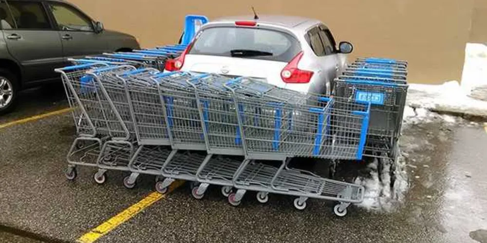 Veículo foi cercado por carrinhos de supermercado