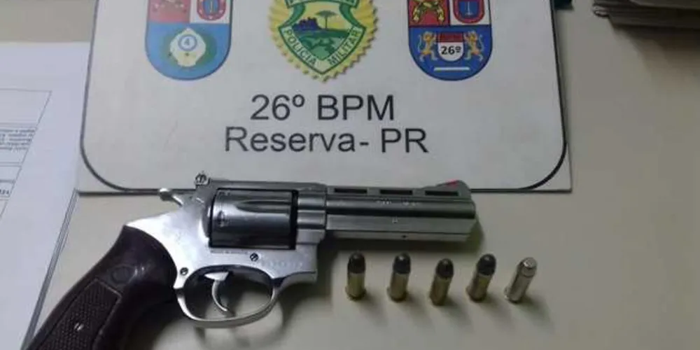 Arma foi apreendida e levada à delegacia de Polícia Civil