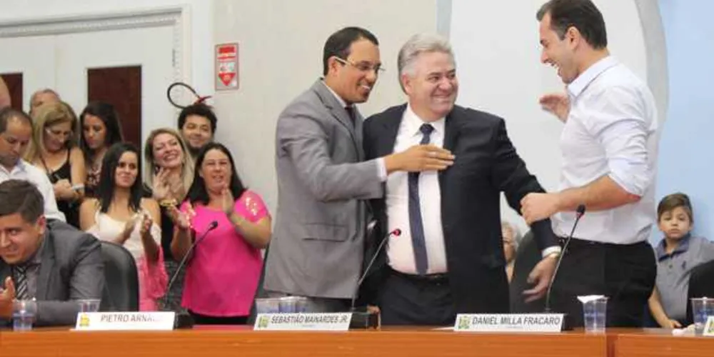 Muito cumprimentado, Mainardes consegue segundo mandato como presidente da Câmara