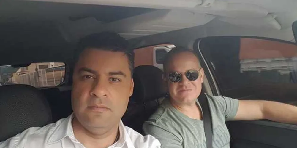 Prefeito ao lado de Alessandro Lozza, novo chefe de gabinete