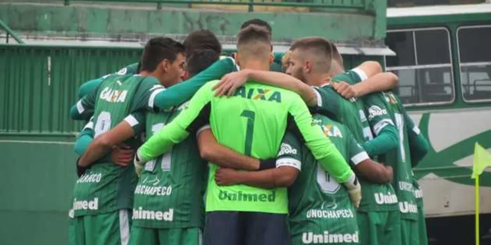 Jogadores entram em campo as 16 horas contra o Nova Iguaçu (RJ)