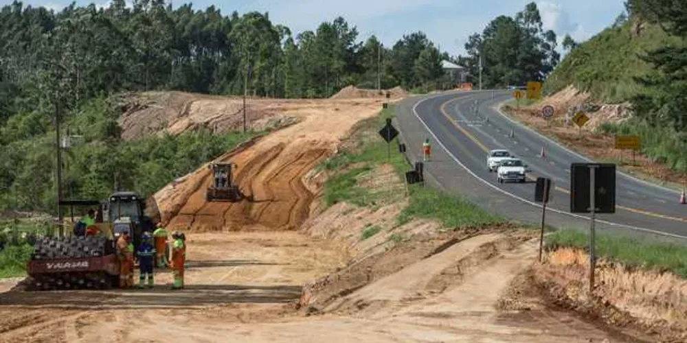 Equipes da RodoNorte realização o bloqueio da rodovia por cerca de uma hora