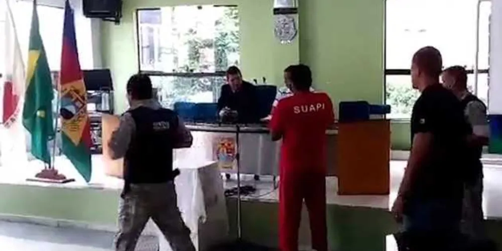 Alves recebeu título de vereador vestido som uniforme de detentos do sistema prisional de Minas Gerais.