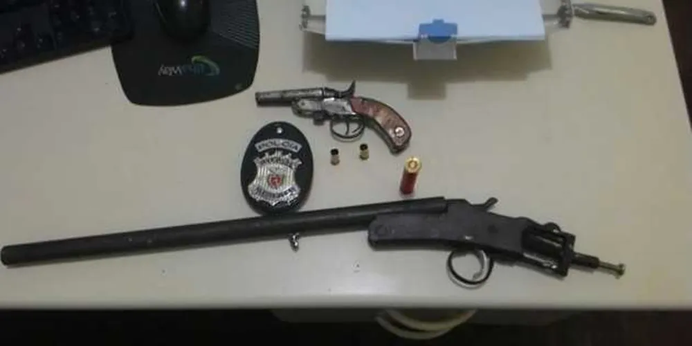 Armas foram apreendidas com adolescentes