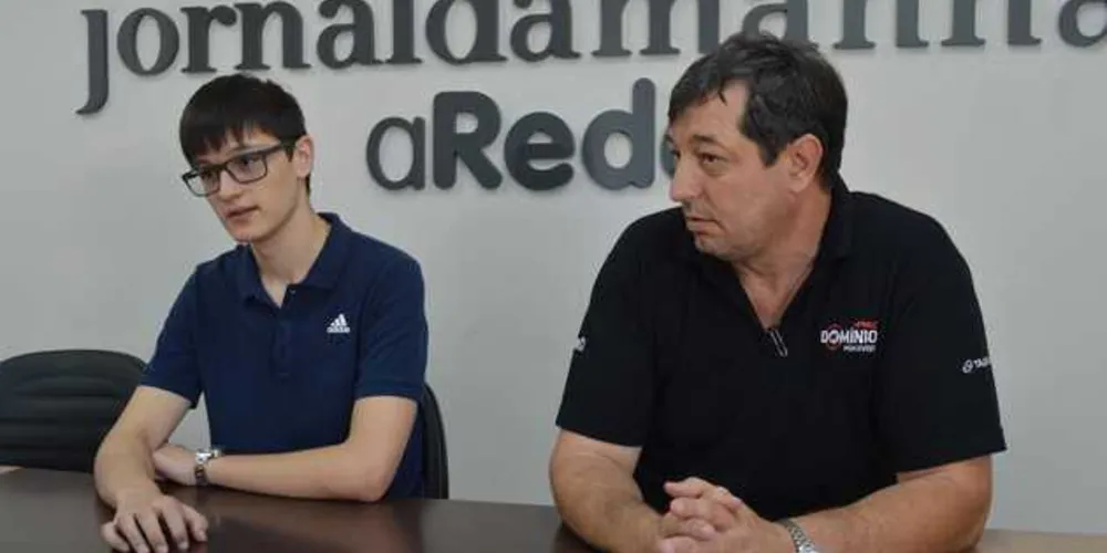 Acompanhado do pai, Guilherme (esq.) comentou sobre a rotina de estudos até a aprovação
