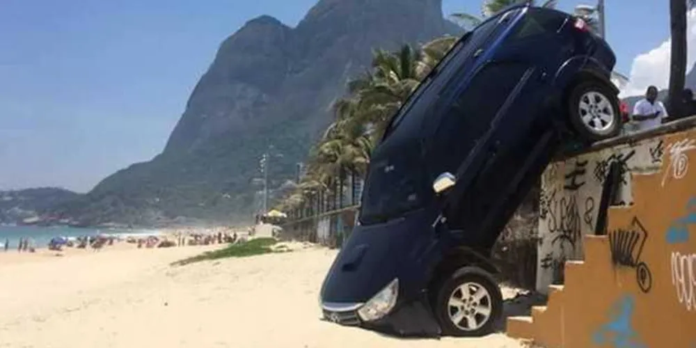 Imagem ilustrativa da imagem Filho de atores globais derruba carro em praia do RJ