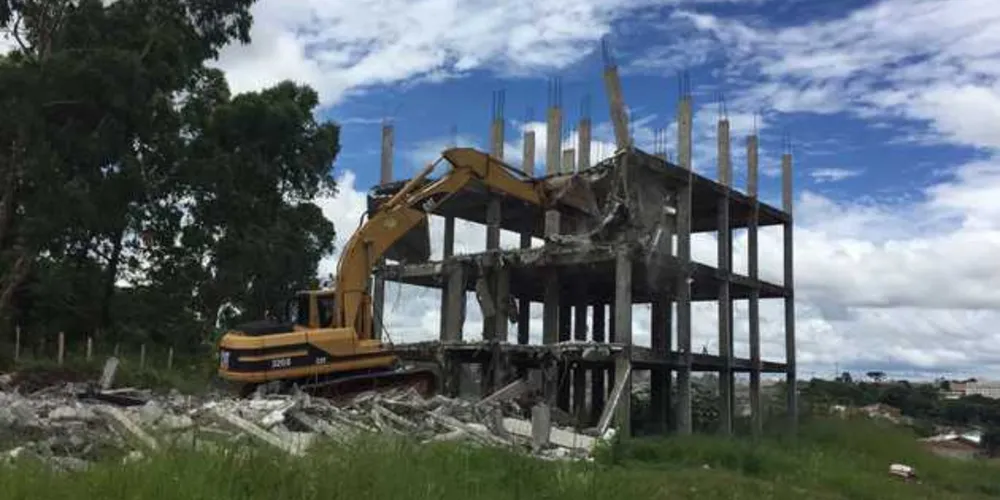 Imagem ilustrativa da imagem Construtora realiza demolição para iniciar obras de condomínio
