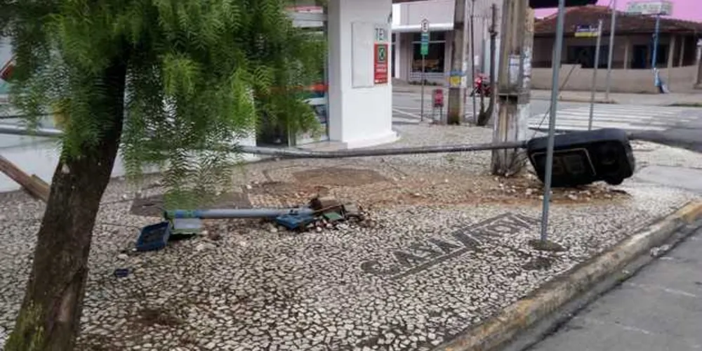 Imagem ilustrativa da imagem Motorista bate veículo e arranca semáforo em Irati