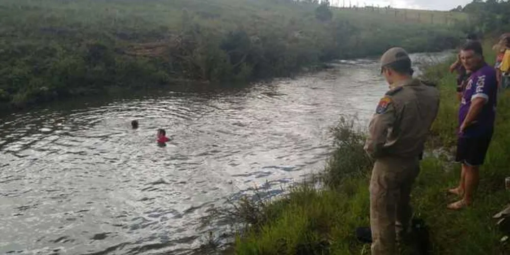Corpo da vítima ficou mais de 40 minutos submerso até ser localizado pelos bombeiros