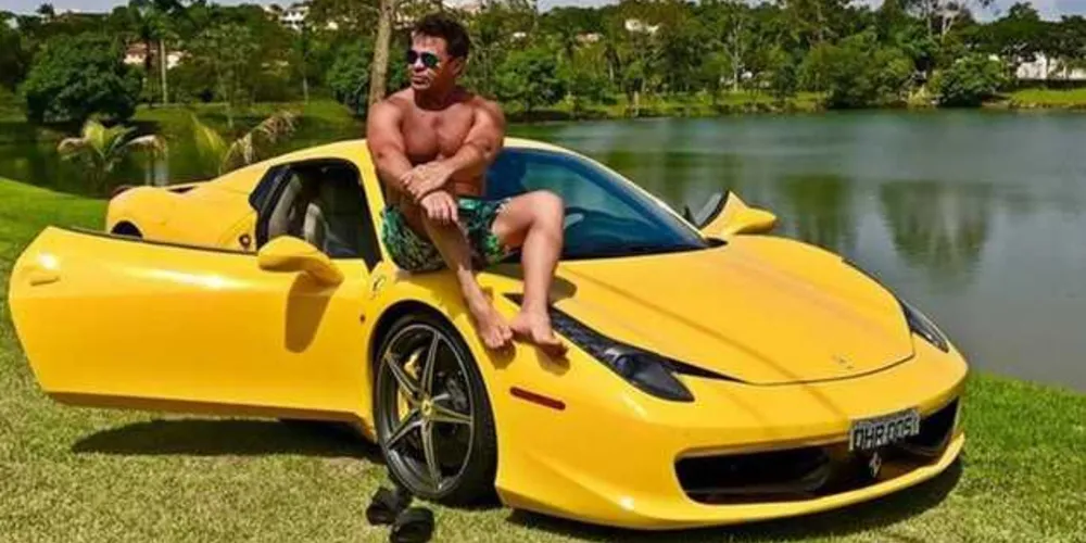 Imagem ilustrativa da imagem Eduardo Costa ostenta Ferrari, mas admite dívida