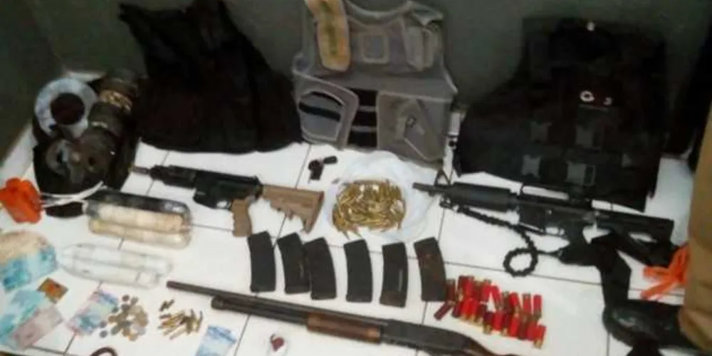 Armas e explosivos foram apreendidos durante a operação