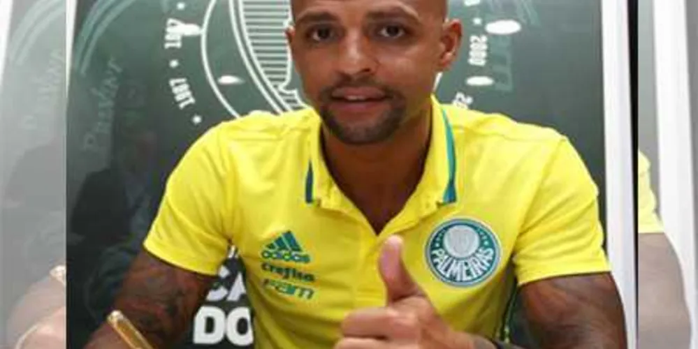 Felipe Melo assinou com o Palmeiras no domingo