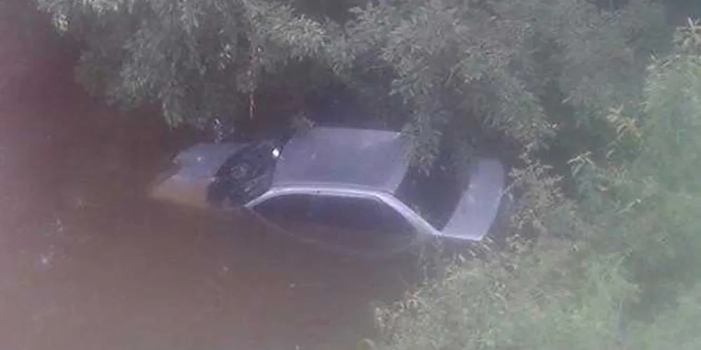 Veículo parou dentro do rio após condutor perder o controle do veículo