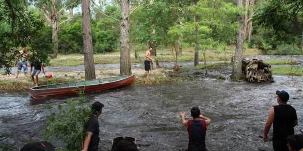 Banhistas foram resgatados por pessoas que estavam no local, do outro lado da margem.