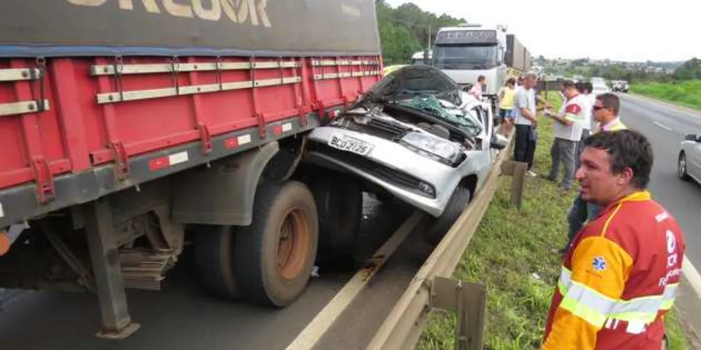Imagem ilustrativa da imagem Engavetamento destrói carros na BR-376