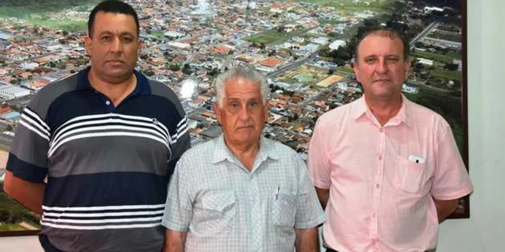 Novo diretor do departamento de Cadastro Técnico, Marcos Rodrigues Machado; vice-prefeito e secretário de Obras, Leon Larocca e prefeito Osmar Blum