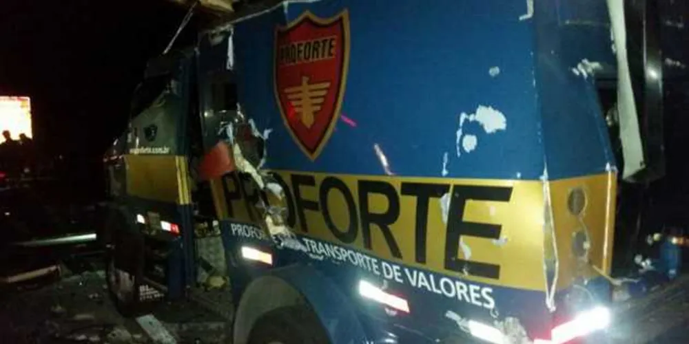 Bandidos roubaram carro-forte na BR-277