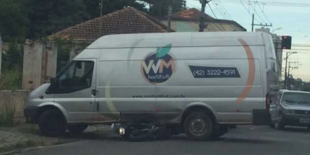 Motocicleta foi parar embaixo de van na Rua Ermelino de Leão