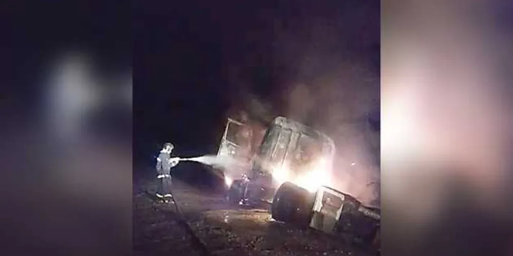 Bombeiros controlaram incêndio e resfriaram o veículo