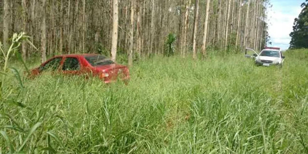 Veículo foi encontrado abandonado perto de um matagal na localidade de Estrada da Campina.