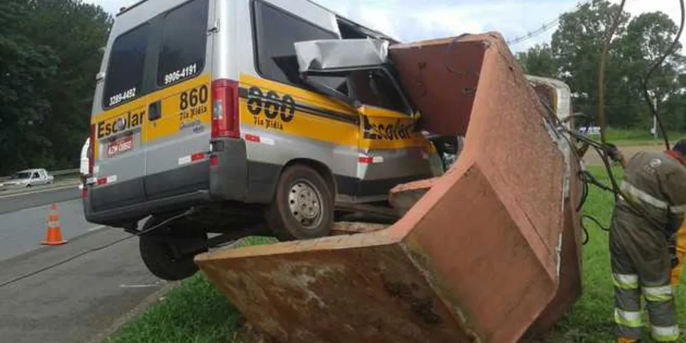 Motorista e passageiro da van escaparam ilesos do acidente