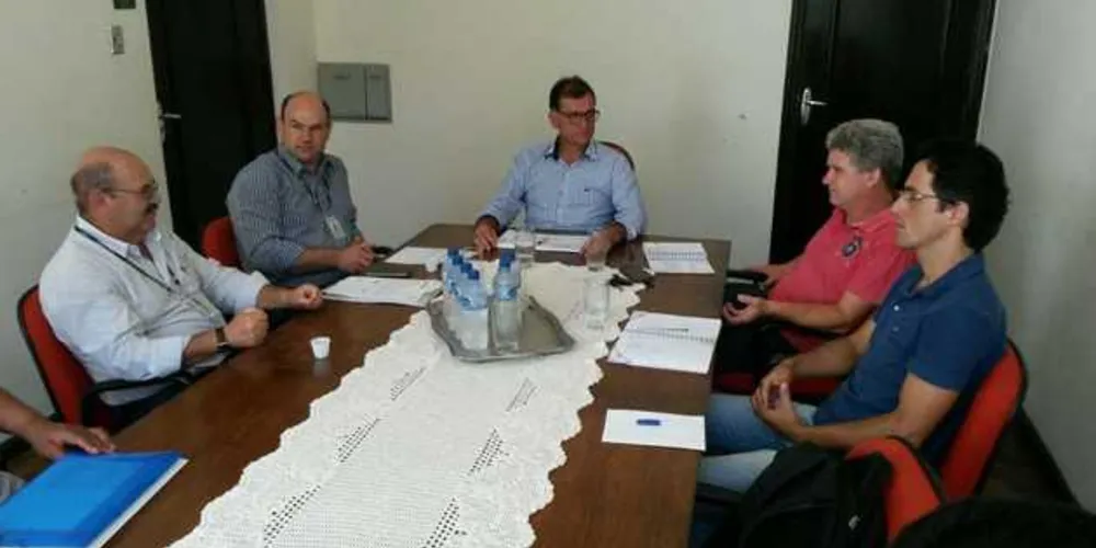 Imagem ilustrativa da imagem Prefeitos da região recebem orientações da Cohapar