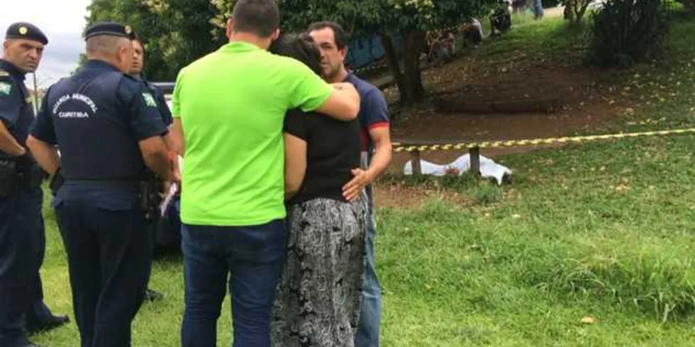 Imagem ilustrativa da imagem Jovem é morto a tiros em pracinha movimentada