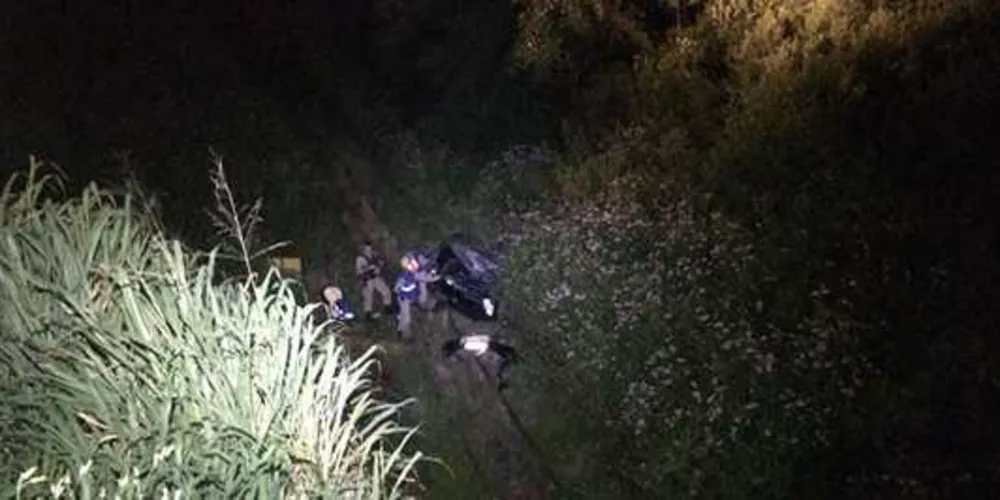 Veículo despencou de uma altura de 10 metros