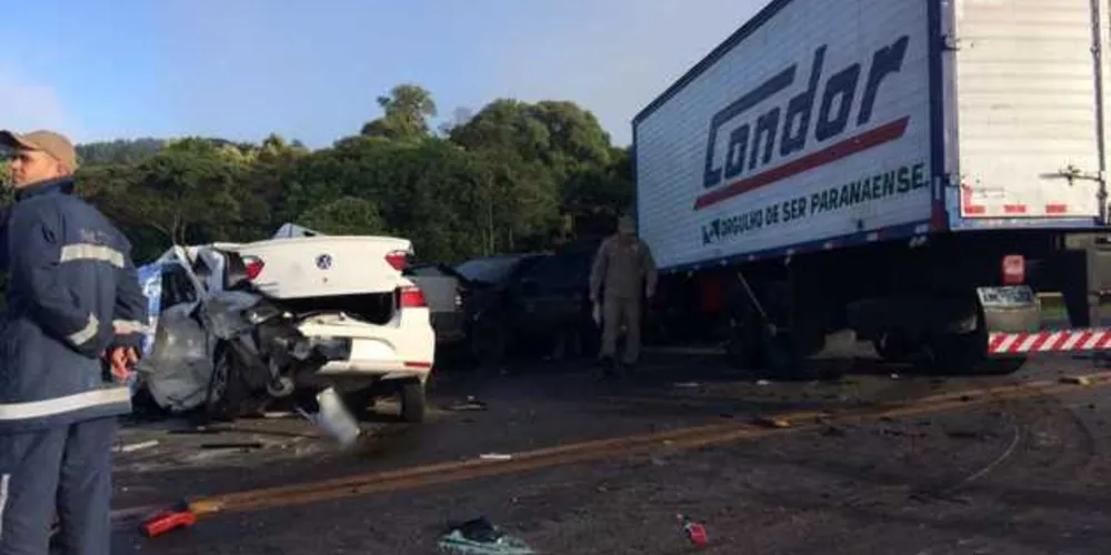 Imagem ilustrativa da imagem Motorista morre em acidente com três carros e caminhão no PR