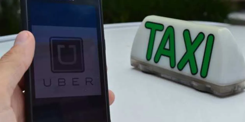 Motoristas da Uber e taxistas rivalizam por clientes
