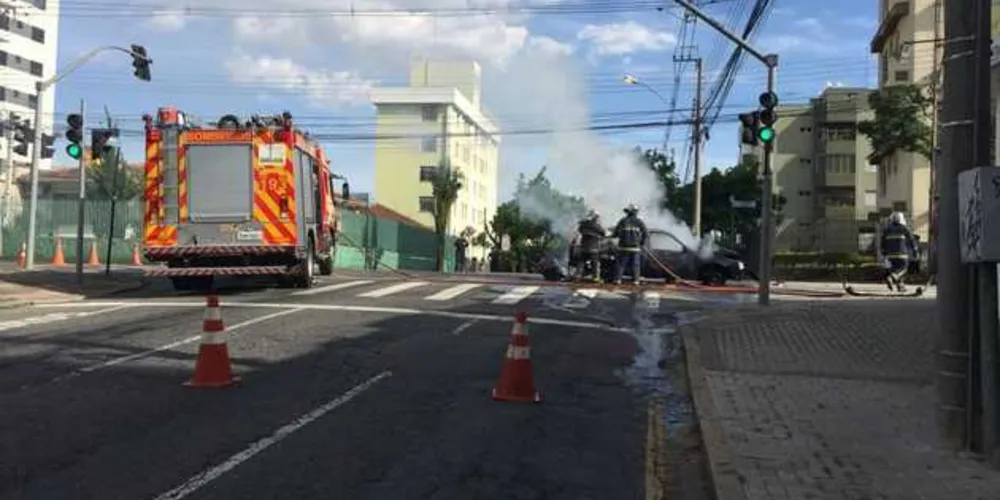 Motorista saiu pela janela e não se feriu gravemente.