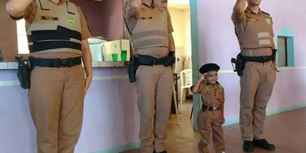 Imagem ilustrativa da imagem PMs fazem visita surpresa a menino fã da Corporação