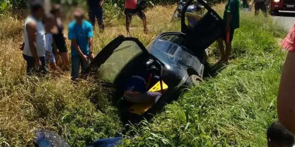 Veículo saiu da pista após o capotamento