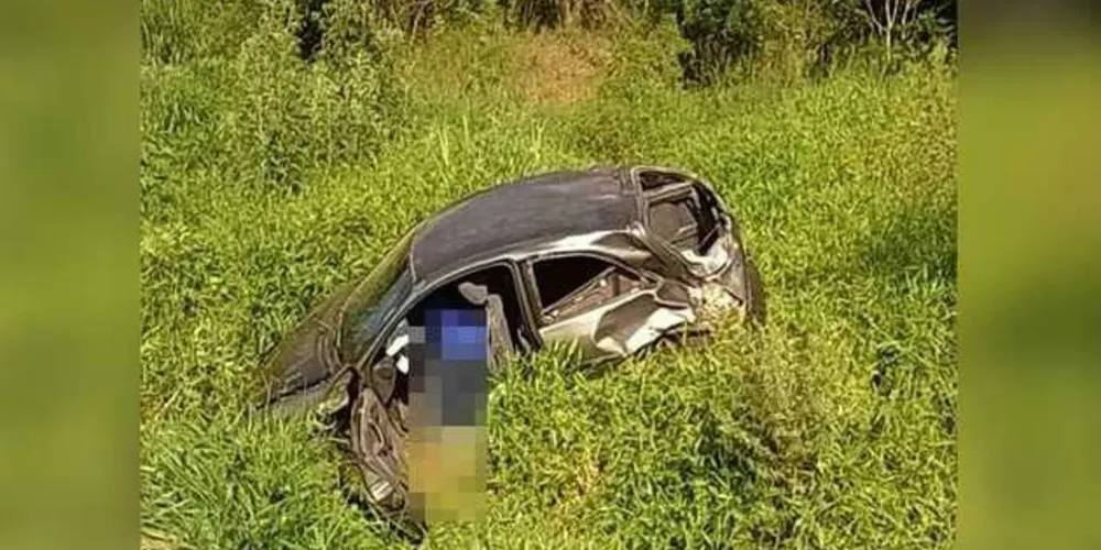 Veículo capotou e parou fora da pista na PR-239
