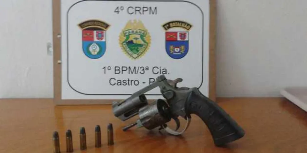 Revólver e munições foram apreendidas e levadas à delegacia