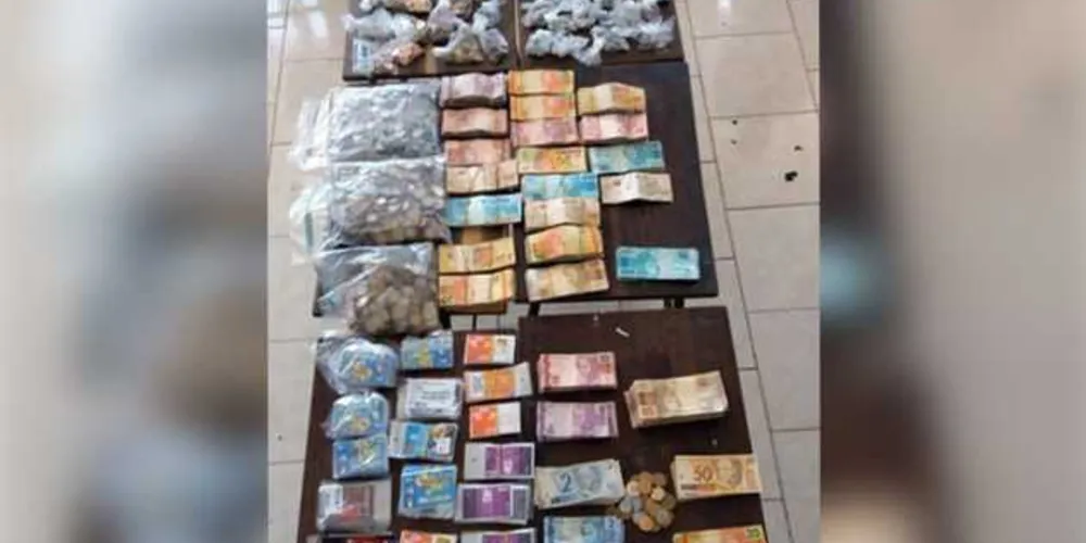 Dinheiro foi levado para a Delegacia de Polícia Civil