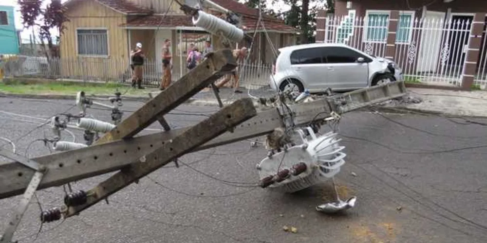 Imagem ilustrativa da imagem Carro derruba poste e deixa bairro de PG sem energia elétrica