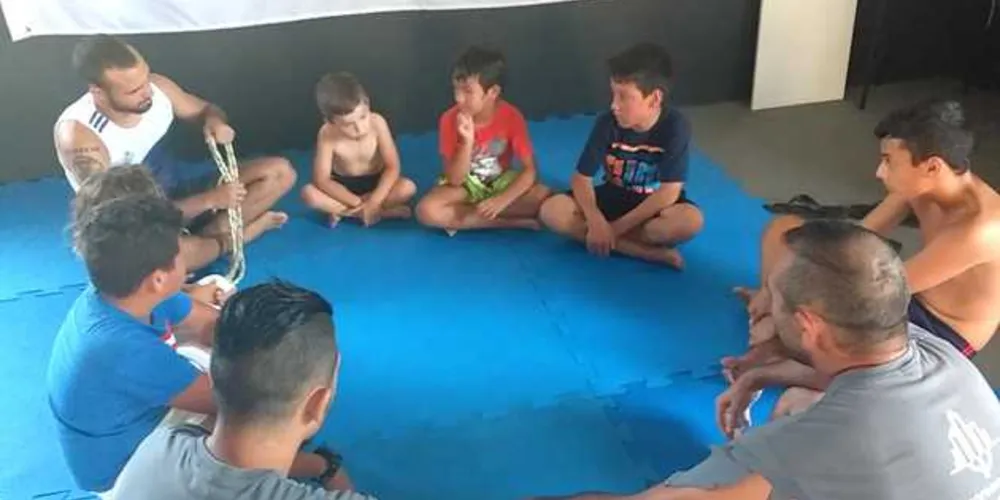 Crianças tem tido a oportunidade de aprender com atletas profissionais de MMA