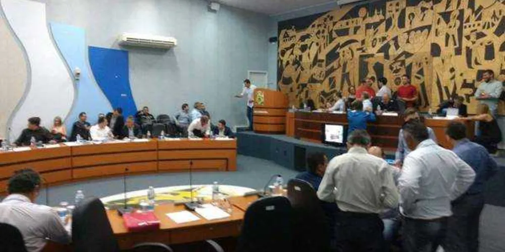 Sessão extraordinária foi interrompida por volta das 11 horas da manhã