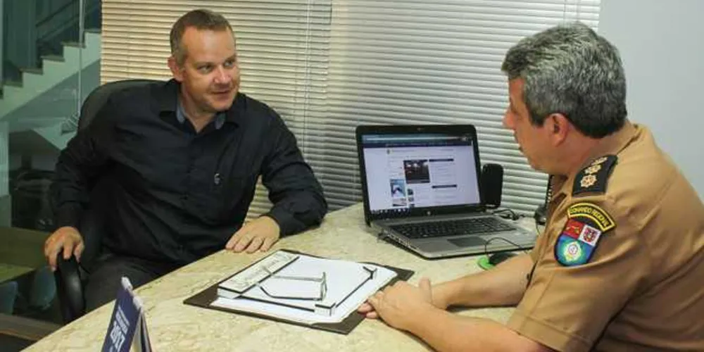 Lozza (esq.) visitou o Comando Regional da Polícia Militar