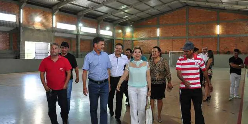 Imagem ilustrativa da imagem Elizabeth Schmidt entrega obra de ginásio no Santa Paula