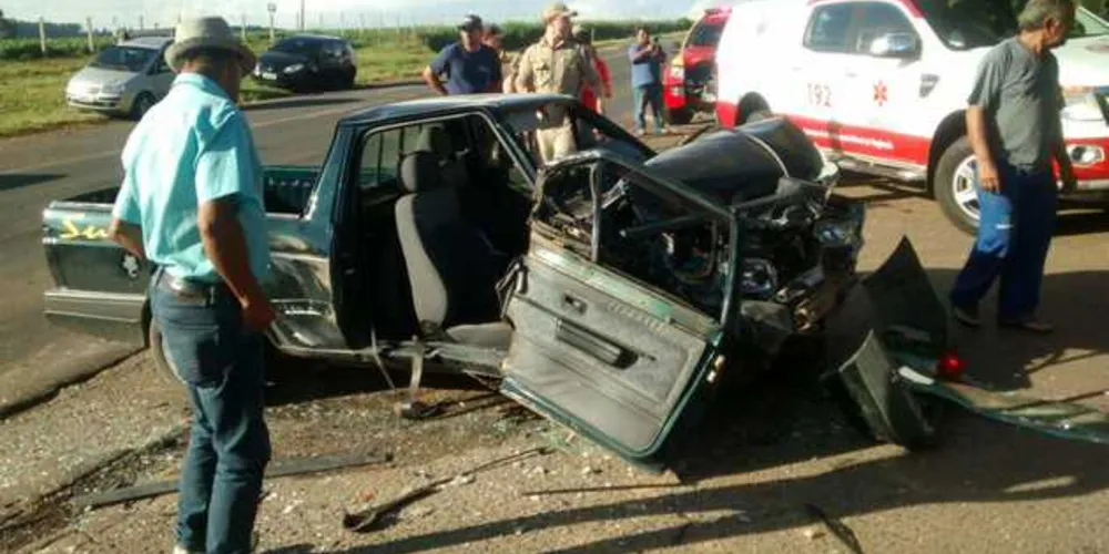 Veículo de passeio ficou destruído após a colisão