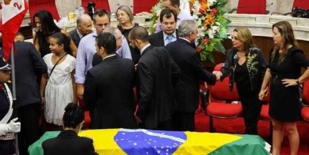 Imagem ilustrativa da imagem Corpo de Teori Zavascki é enterrado em Porto Alegre