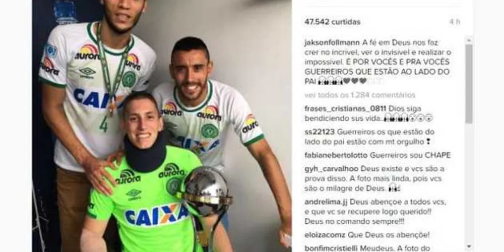 Imagem ilustrativa da imagem Sobreviventes da Chapecoense posam com taça da Sul-Americana