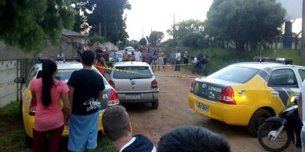 Rapaz foi morto no quintal de sua residência